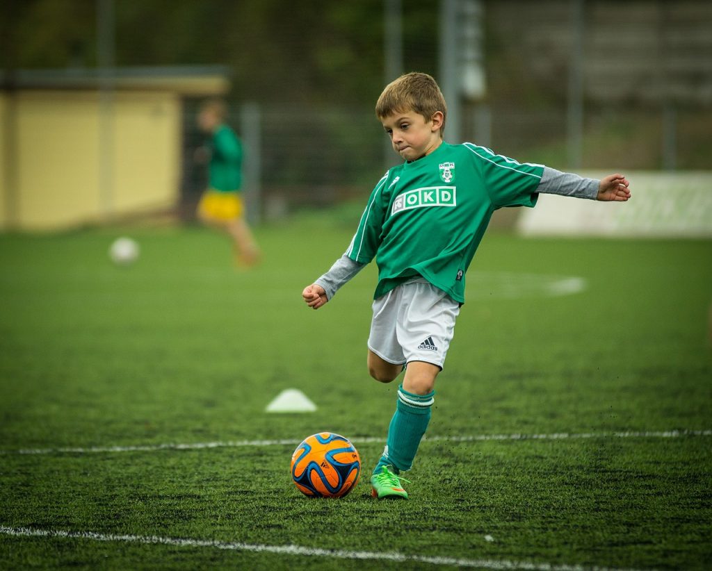 Enfant jouant au foot